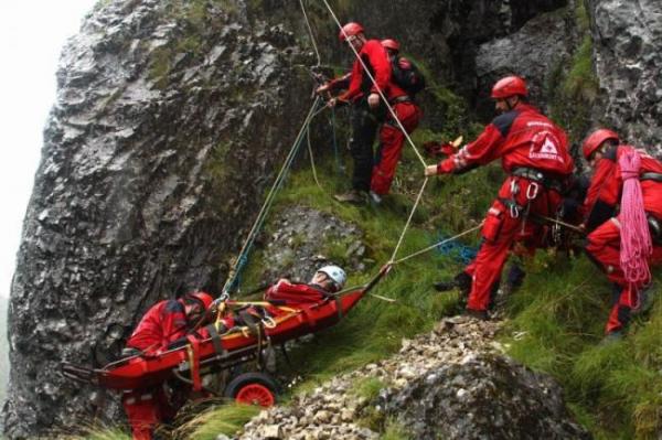 ALERTĂ! Trei turişti belgieni, blocaţi Strunga Dracului, într-una dintre cele mai periculoase şi greu accesibile zone din Munţii Făgăraş