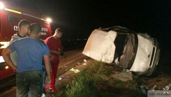 GRAV ACCIDENT în Braşov! IMPACT VIOLENT între un microbuz plin cu pasageri şi un TIR. O persoană a murit