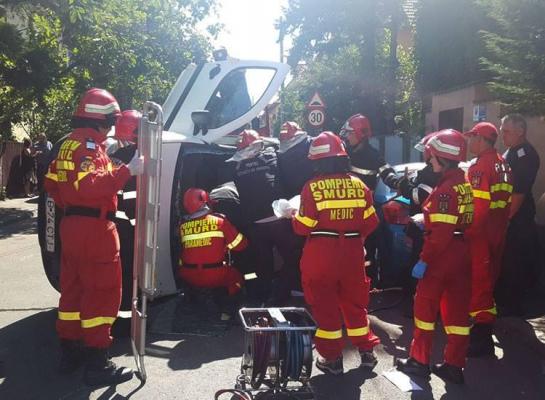 Accident GRAV în Bucureşti! Un bărbat a rămas ÎNCARCERAT într-o maşină răsturnată - GALERIE FOTO