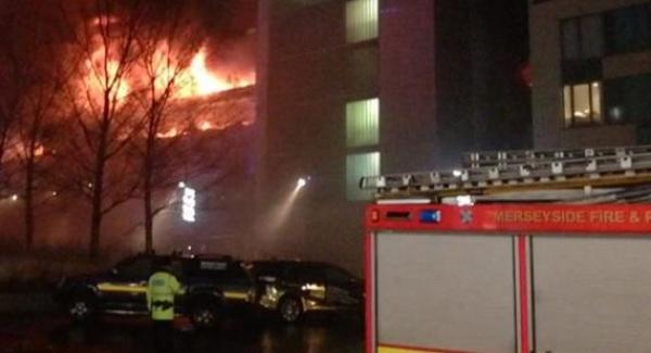 Incendiu uriaş la Londra. 1.400 de maşini au fost făcute scrum, într-o parcare supraetajată, în noaptea de Anul Nou (video)