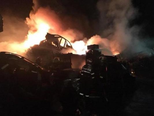 Incendiu puternic la o societate comercială din Sfântu Gheorghe. Flăcările au distrus totul pe o suprafaţă de 300 de metri