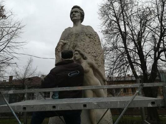 Cea mai veche statuie din ţară a lui Mihai Eminescu a fost vandalizată