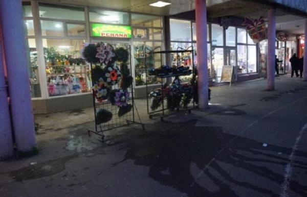 Ofertă sinistră la Reşiţa! Promoţia unei firme de pompe funebre ia ochii trecătorilor: "Sicrie la ofertă, 2+1 gratis!"