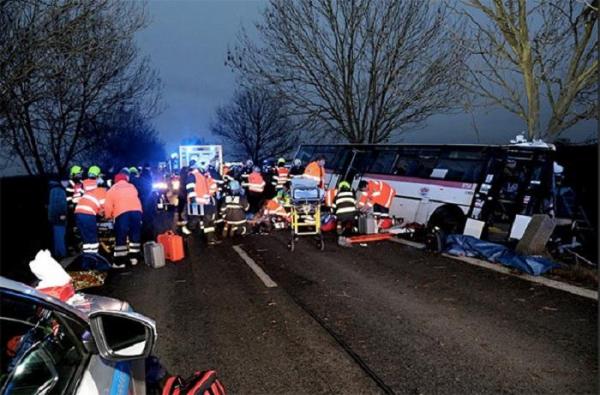 Impact devastator în Cehia! Cel puţin trei oameni au murit, iar 45 au fost răniți după o coliziune între un autobuz şi o maşină (Foto, Video)