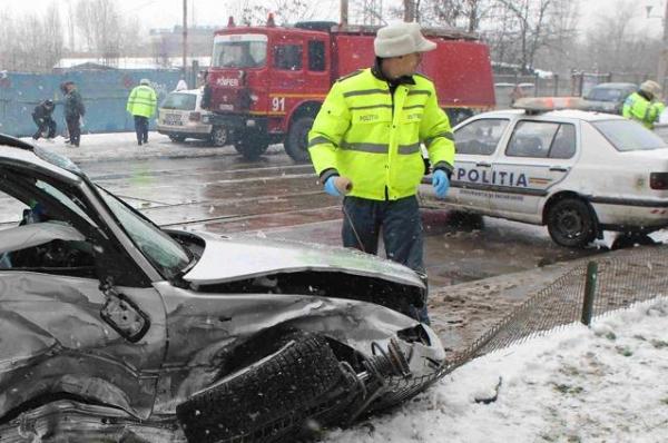Carambol violent pe Şoseaua Pipera, din cauza poleiului! Sunt cinci maşini implicate, traficul este complet paralizat