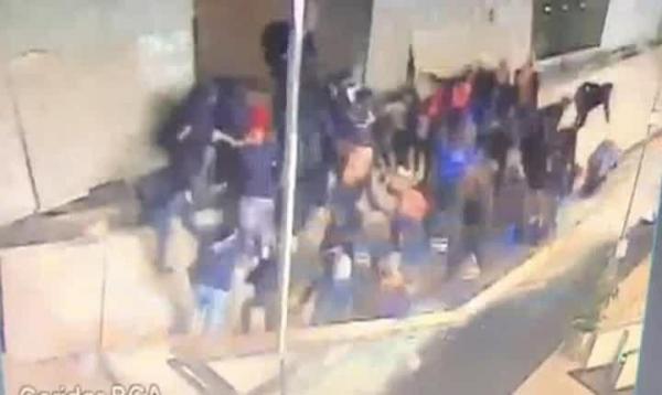 Video: Momentul terifiant al prăbuşirii plafonului cu zeci de oameni, la bursa din Jakarta