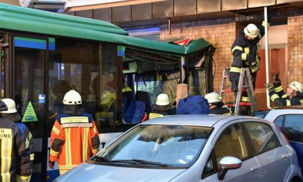 Accident groaznic cu autobuzul şcolar. Cel puţin 20 de victime, printre care copii, după ce maşina s-a izbit de zidul unei case