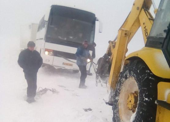 Infotrafic: Drumuri naţionale şi judeţene înzăpezite, probleme şi la CFR