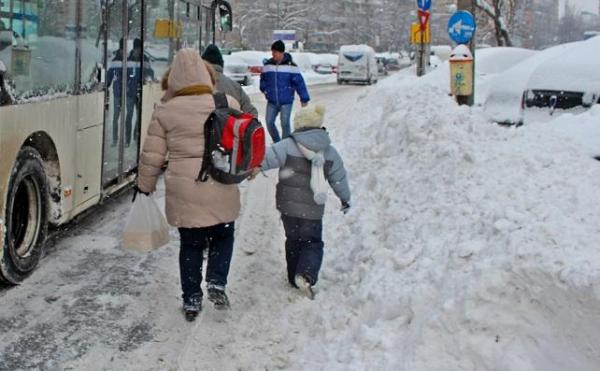Zeci de şcoli închise, din cauza zăpezilor. Elevii din cinci judeţe stau acasă