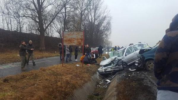 Accident cu patru mașini la Avrig! Cinci oameni au ajuns la spital. Traficul este oprit (Video)