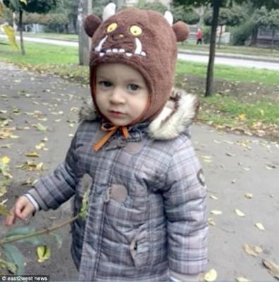 Un copil de doi ani a murit după ce un bărbat s-a aruncat de la etaj și a căzut peste micuț (Foto)