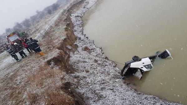 Filmul tragediei din Giurgiu, unde un copil de 13 ani a murit înecat, după ce tatăl său a scăpat maşina în râul Argeş