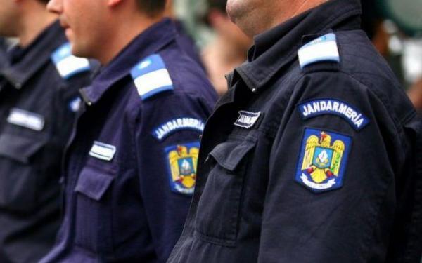 Reacţia jandarmeriei, după ce un jandarm a lovit cu pumnul un protestatar: "Şi-a pierdut calmul sub presiunea mulţimii"