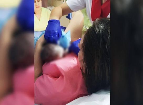 Teodora şi-a ţinut în braţe copilul nou-născut, iar după câteva minute a murit din cauza unei hemoragii puternice (Foto)