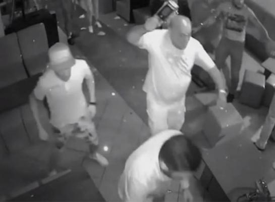 Un polițist din Iași a fost bătut în club, de față cu iubita, și apoi înjunghiat în fața spitalului: 'Nu mă las până nu te omor!'