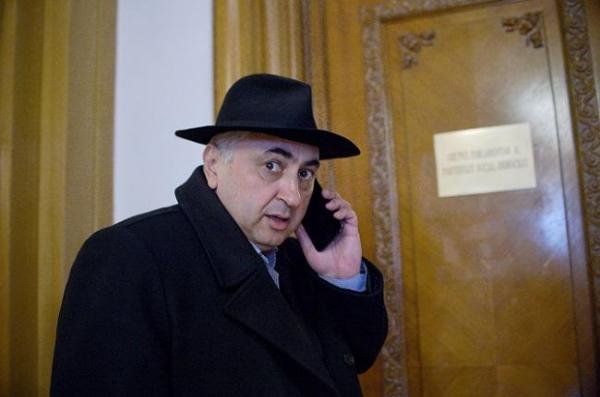 Ministrul propus la Educaţie, ironizat la audierile din comisii. Valentin Popa a primit o carte de gramatică