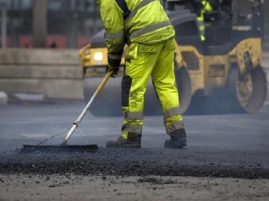 Escrocherie cu asfalt, pusă la cale de români în Italia. Polițiștii, uimiți de mecanismul simplu și inteligent al fraudei la care au participat și 2 englezi
