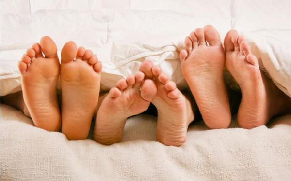 Răzbunare sângeroasă la Iaşi. O moldoveancă a pus mâna pe cuţit, după ce şi-a prins bărbatul cu 2 femei în pat