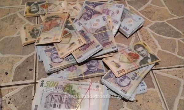 Peste 500.000 de lei găsiţi îngropaţi în grădina unor suspecţi de contrabandă cu ţigări la Constanţa (Foto)