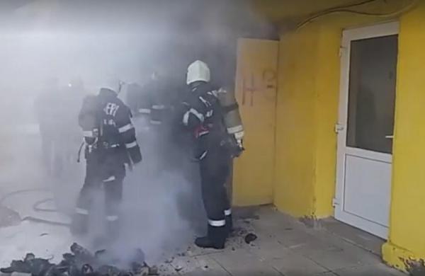 Incendiu devastator la Piaţa Centrală din Vaslui. Mai multe baxuri cu marfă au luat foc (Video)