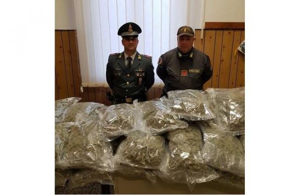 Captură impresionantă de marijuana în Italia! Doi români transportau drogurile cu camionul din Spania în Italia (Foto)