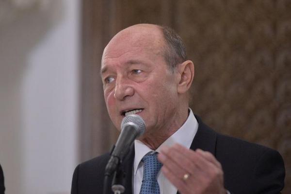 Băsescu, despre îndepărtarea SPP de la protecţia demnitarilor: "Daddy ordonă, Vasilica execută. Dragnea începe să construiască instituţii paralele cu cele legale"