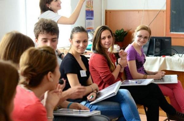 Modificări radicale în învățământ! Liviu Pop vrea ca elevii de liceu să studieze Educaţie artistică, în loc de Fizică. Şi asta nu e tot!