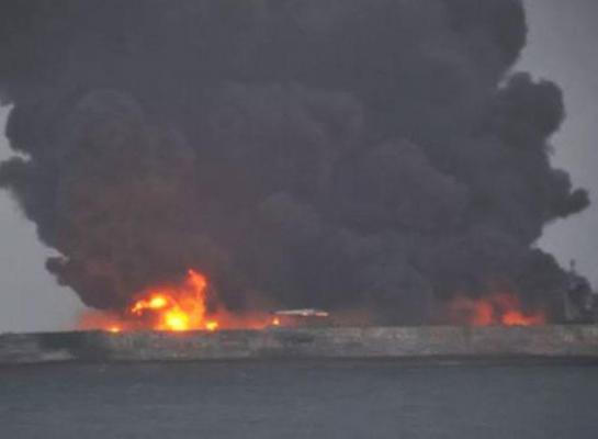 Zeci de marinari sunt dispăruți după ce două nave s-au ciocnit! O cantitate imensă de petrol s-a scurs în mare