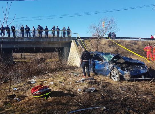 Accident grav în Tulcea! Un BMW cu numere de Irlanda s-a făcut praf după ce s-a prăbușit de pe un pod (Video)