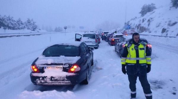 Centrul Spaniei, sub zăpadă! Mii de oameni au rămas blocaţi în maşini din cauza ninsorilor abundente (Video)