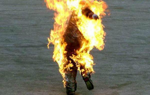 Un bărbat alerga pe stradă, arzând, în Hunedoara. Cinci elevi jandarmi au sărit în ajutorul lui şi au aflat ce păţise