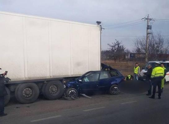 Accident cumplit în Arad. Un bărbat a murit pe loc după ce a ajuns cu maşina sub un TIR (Foto)