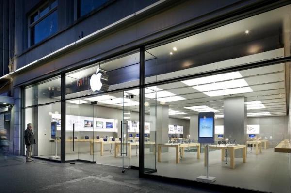 Panică într-un magazin Apple Store! Zeci de oameni evacuați, după ce un angajat a fost rănit din cauza unui telefon iPhone (Foto, Video)