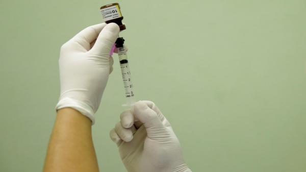 Medic pregătește un vaccin contra rujeolei