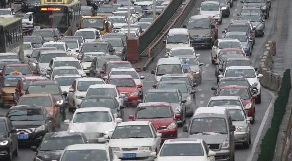 Aglomerație în trafic, pe o stradă