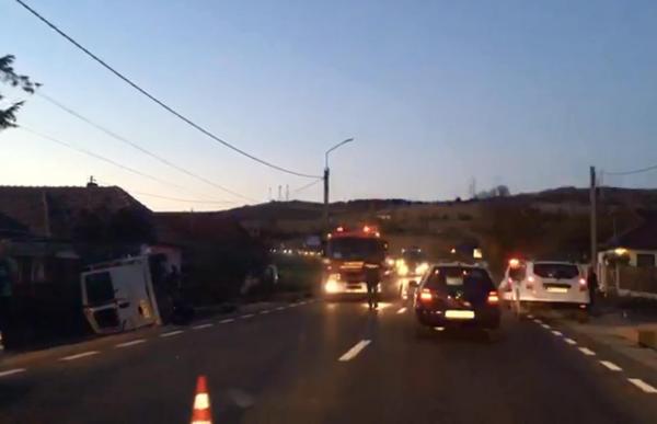 Microbuz răsturnat în Acățari