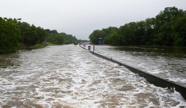 Şase oameni au murit în Franţa, după ce râul Aude s-a revărsat, atingând un nivel record, 7 metri