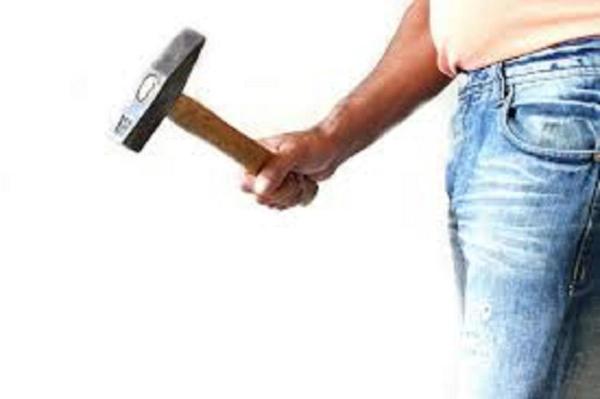 Mămică în comă, după ce soţul a bătut-o în cap cu ciocanul în timp ce femeia îmbăia copilul