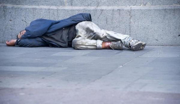 Om fără adăpost doarme pe stradă