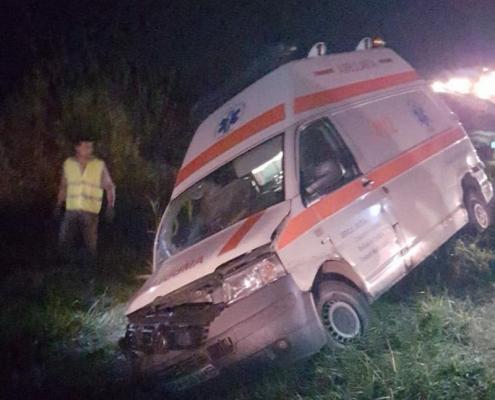Șoferul unei ambulanțe s-a urcat beat la volan și a provocat un accident, pe DN1, la Brașov. Asistenta și pacientul sunt răniți