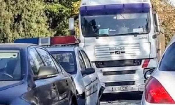Maşina poliţiei care ducea trei femei la audieri, lovită de un TIR, la Galaţi. Toate trei femeile au fost rănite