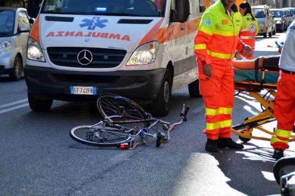 Sfârșit tragic pentru un român de 28 ani din Italia! Tânărul, lovit de mașină în timp ce era pe bicicletă, a murit după 2 zile de agonie