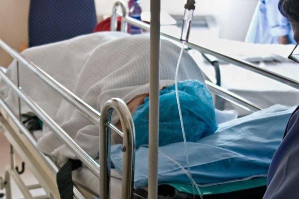 Un tânăr de 19 ani şi-a bătut cu sălbăticie toată familia. Mama şi sora sa, internate de urgenţă în spitalul din Cluj