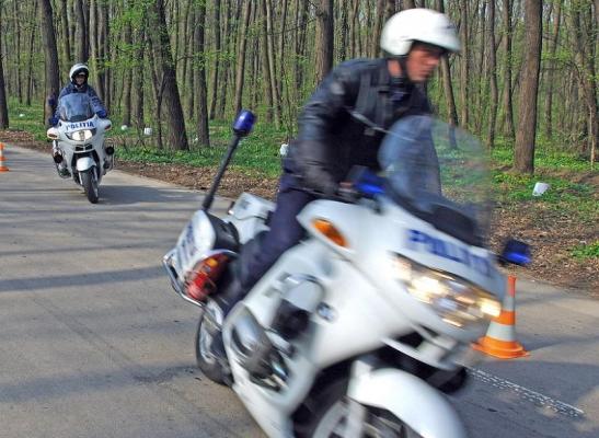 Un tânăr de 19 ani a fost împușcat de polițiști, în București, după o urmărire în trafic. Șoferul unui BMW nu a oprit la semnalul polițiștilor