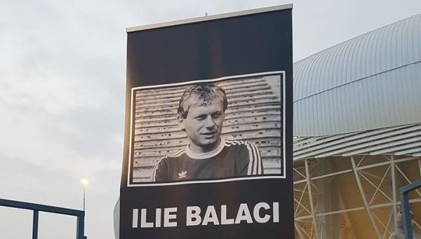 Fotografia lui Ilie Balaci din fața stadionului din Craiova