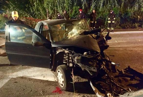 Un șofer român a murit într-un cumplit accident în Italia, la Umbria, după ce a intrat cu mașina într-un stâlp (Video)