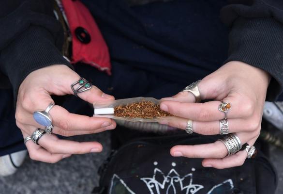 Bărbaţi cercetaţi că aduceau droguri din Spania şi Olanda, pe care le vindeau în cluburi din Bucureşti