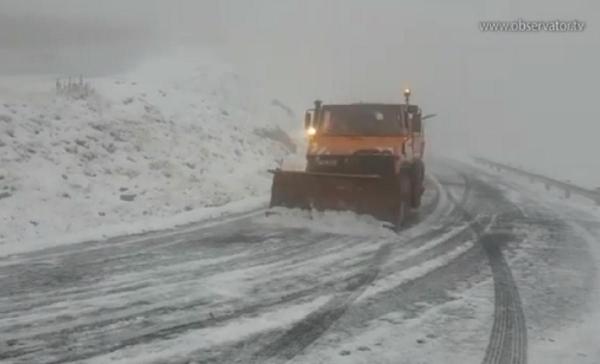 Ninge abundent pe Transfăgărăşan. Drumarii intervin cu utilaj de deszăpezire