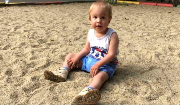 Ştefan, copilul mort într-un spital privat din Bucureşti, condus pe ultimul drum de familia îndurerată