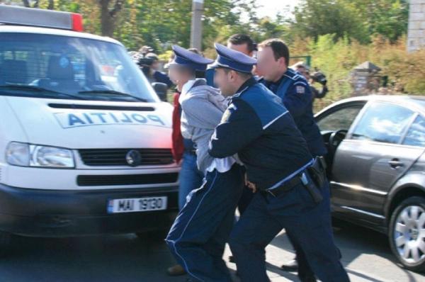 Bătaie între poliţişti, la Fălticeni. Prins beat la volan, un agent şi-a luat la pumn colegii care l-au tras pe dreapta